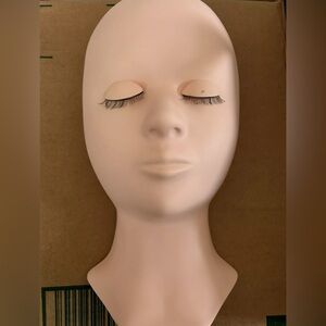 Lash extension mannequin